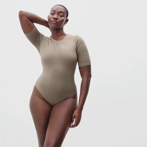 Everlane: Short-Sleeve Bodysuit / Burnt Sugar / L